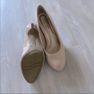 Comfort plus wide nude pumps